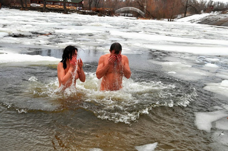 Закаленные нудистки купаются в проруби 20 фотография